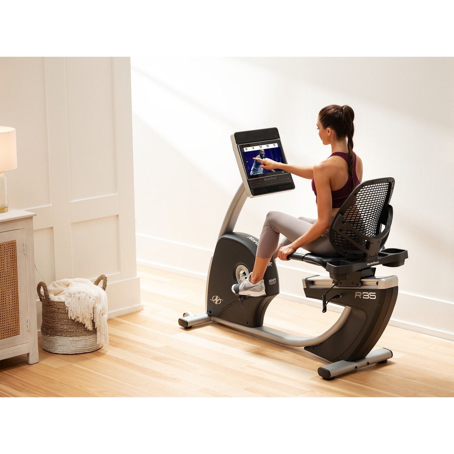 NordicTrack Commercial Series R35; cyclette reclinata con touchscreen da 14 pollici abilitata per iFIT
