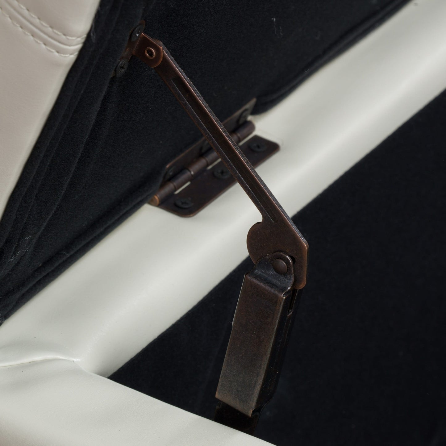 Panca contenitore in similpelle Lucinda di Christopher Knight Home - 51,25 L x 17,50 P x 16,25 A