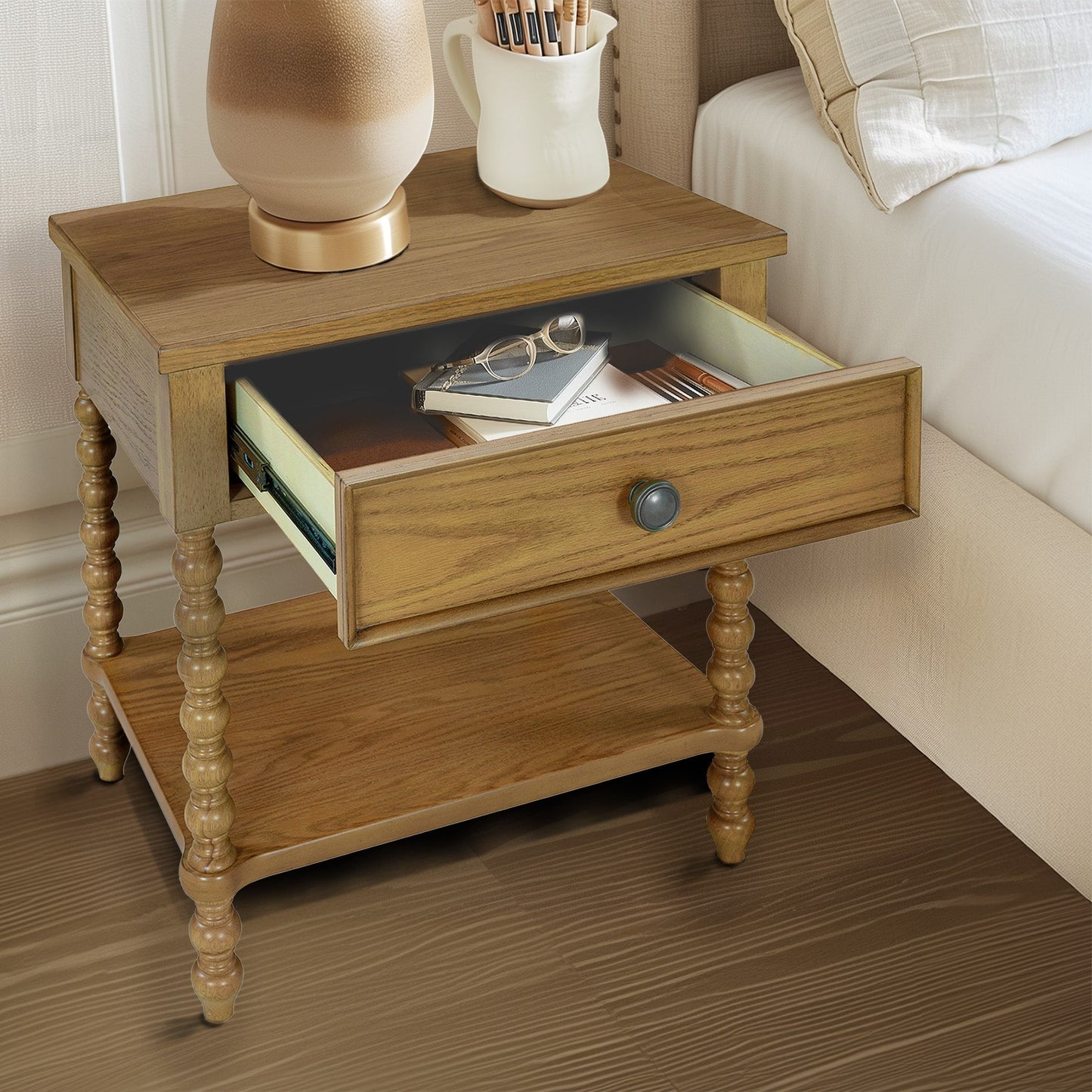 Comodino in legno tornito Madison Park Signature Beckett con cassetto e ripiano