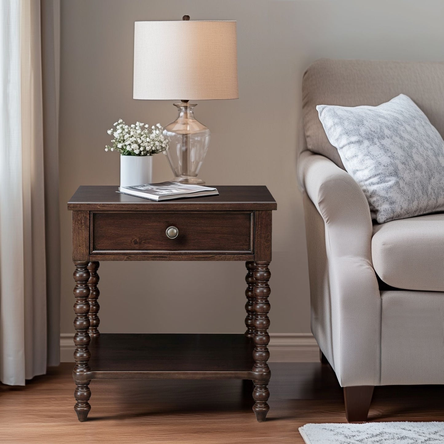 Comodino in legno tornito Madison Park Signature Beckett con cassetto e ripiano