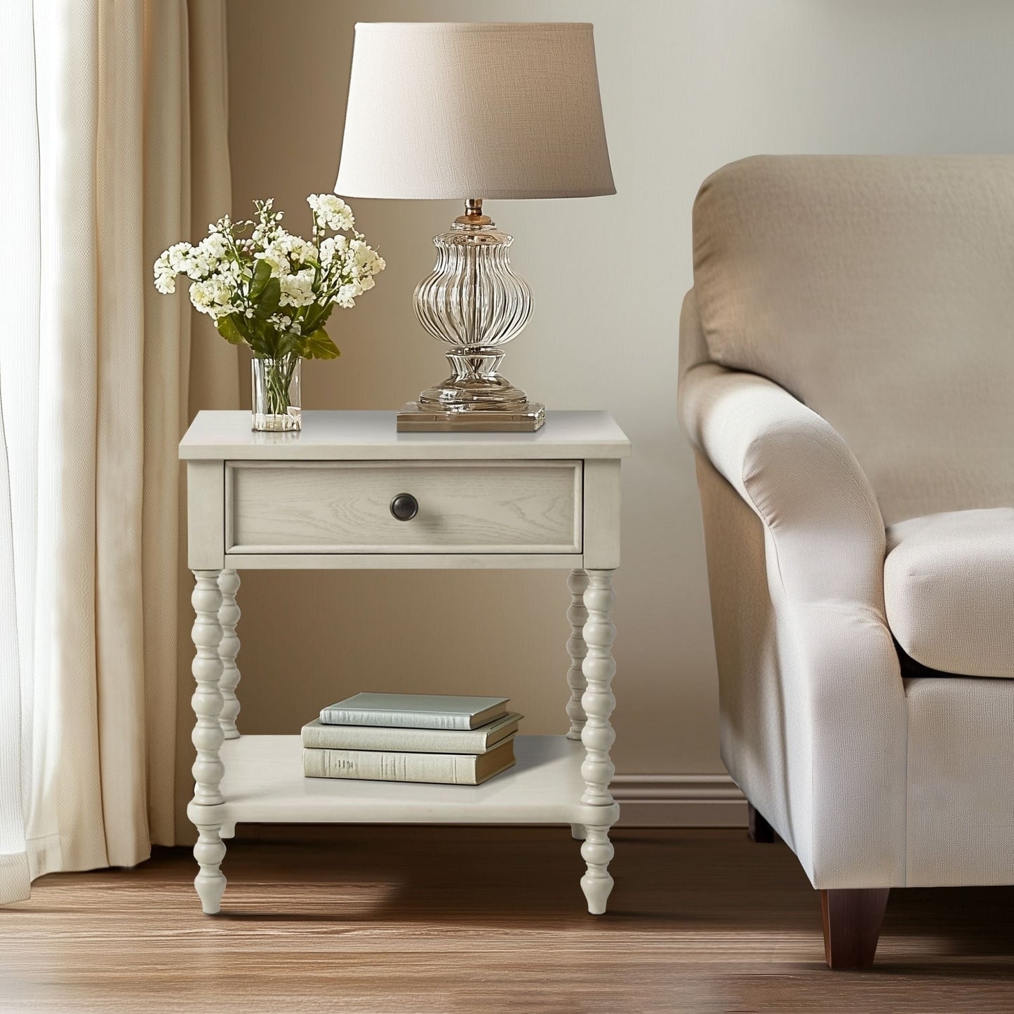 Comodino in legno tornito Madison Park Signature Beckett con cassetto e ripiano