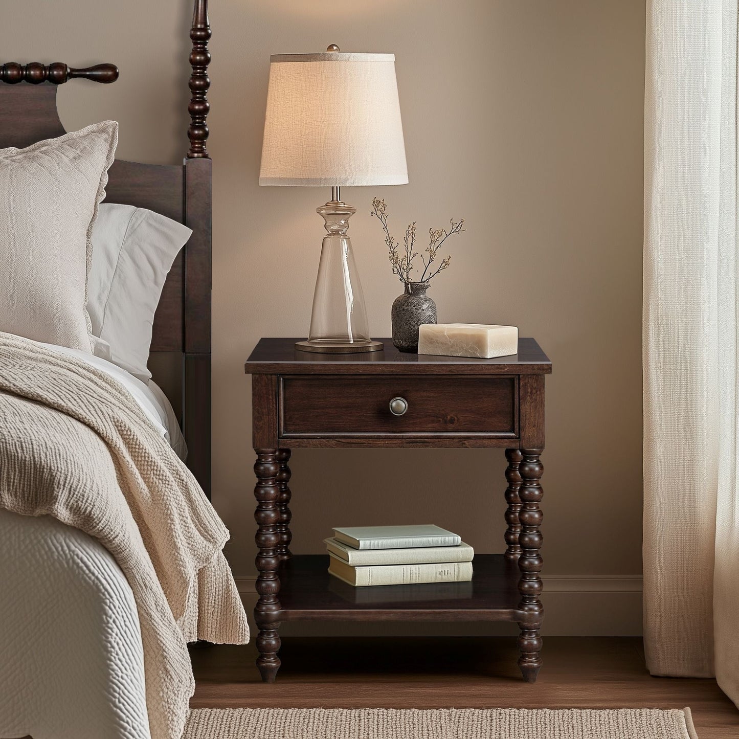 Comodino in legno tornito Madison Park Signature Beckett con cassetto e ripiano