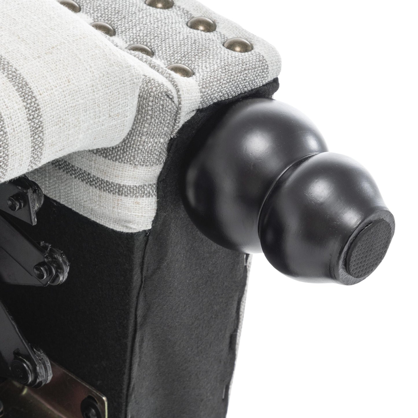 Poltrone reclinabili manuali con schienale a spinta e finiture con borchie