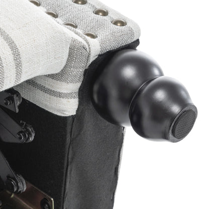 Poltrone reclinabili manuali con schienale a spinta e finiture con borchie