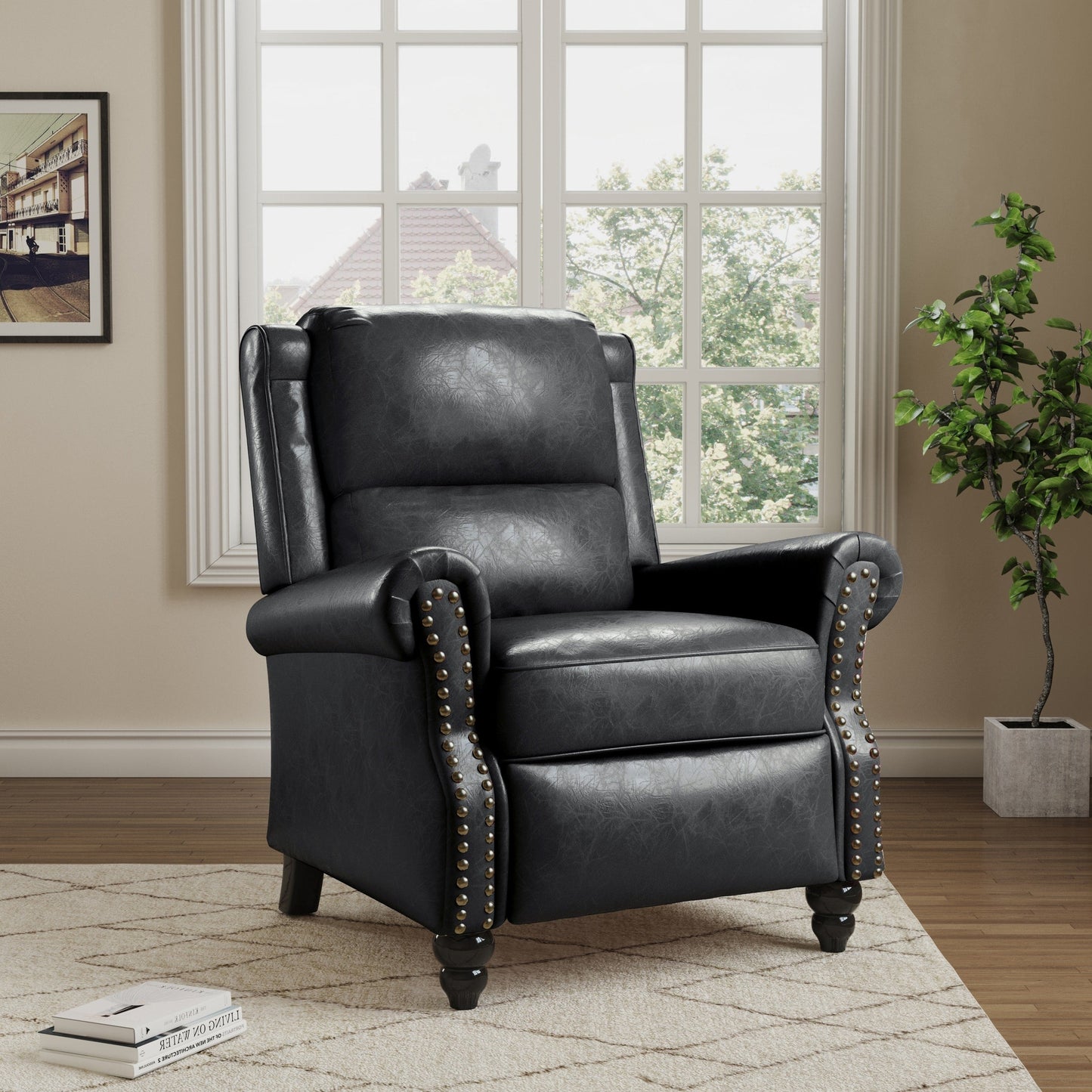 Poltrone reclinabili manuali con schienale a spinta e finiture con borchie