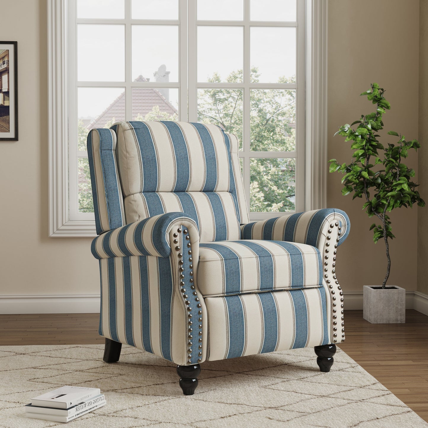 Poltrone reclinabili manuali con schienale a spinta e finiture con borchie