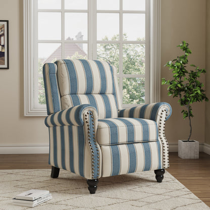 Poltrone reclinabili manuali con schienale a spinta e finiture con borchie