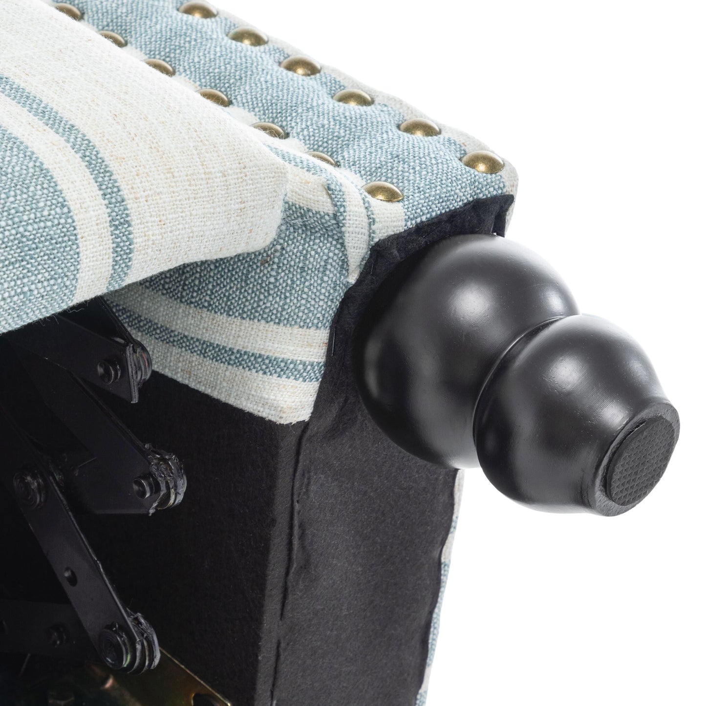 Poltrone reclinabili manuali con schienale a spinta e finiture con borchie