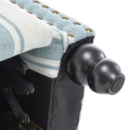 Poltrone reclinabili manuali con schienale a spinta e finiture con borchie