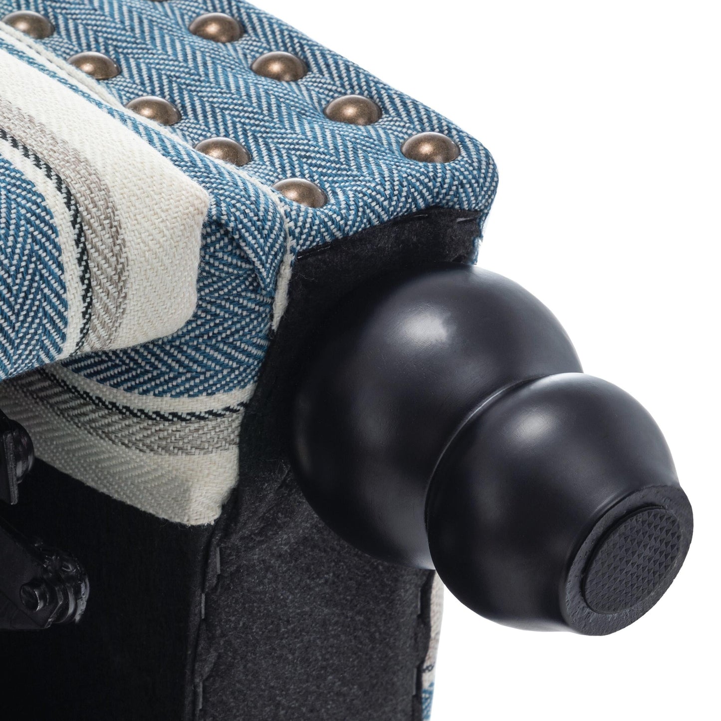 Poltrone reclinabili manuali con schienale a spinta e finiture con borchie