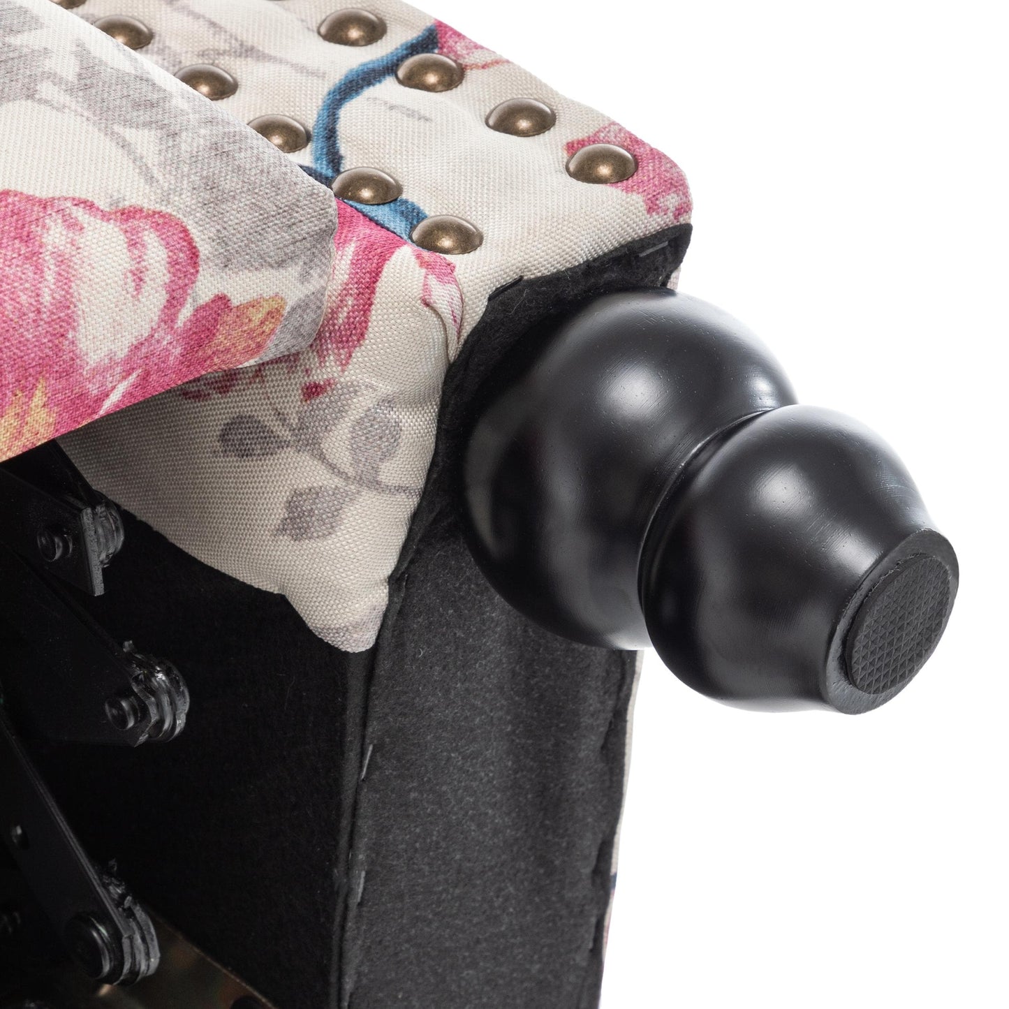 Poltrone reclinabili manuali con schienale a spinta e finiture con borchie