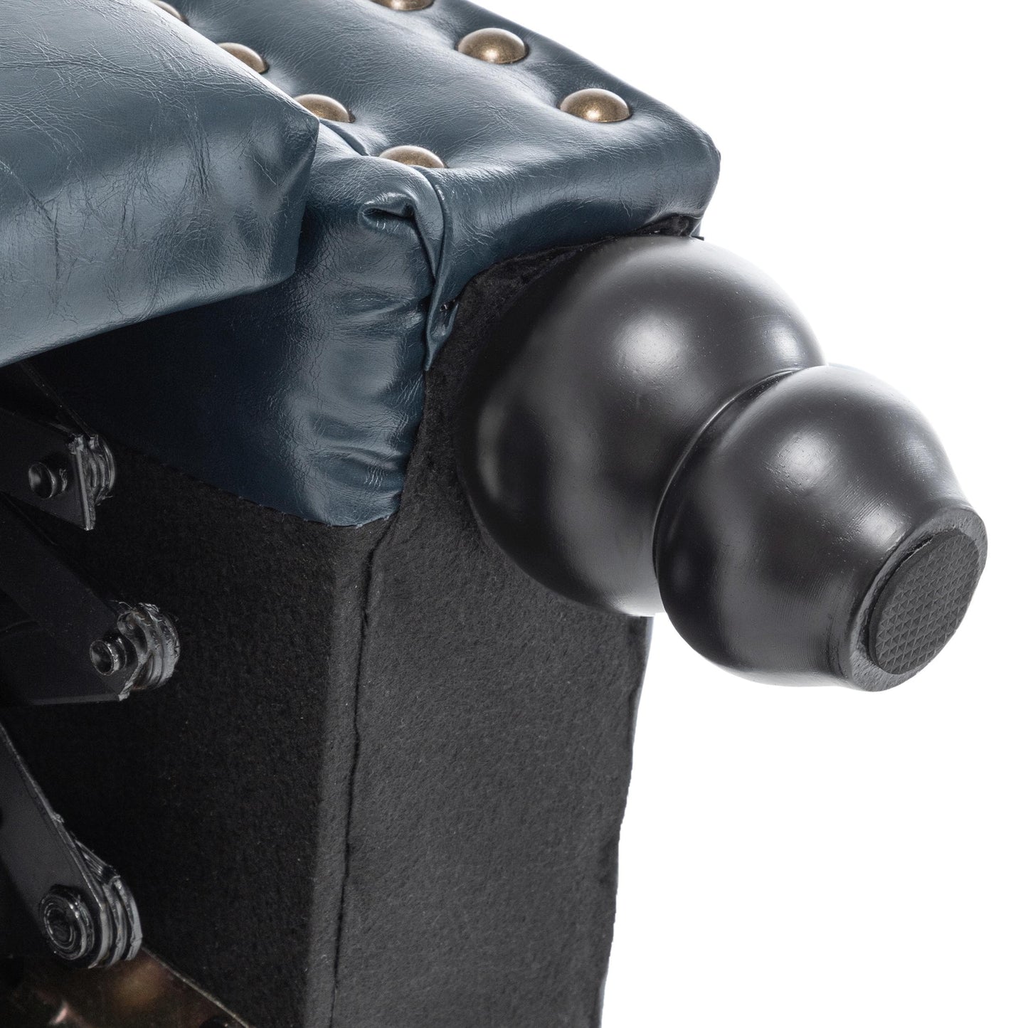 Poltrone reclinabili manuali con schienale a spinta e finiture con borchie