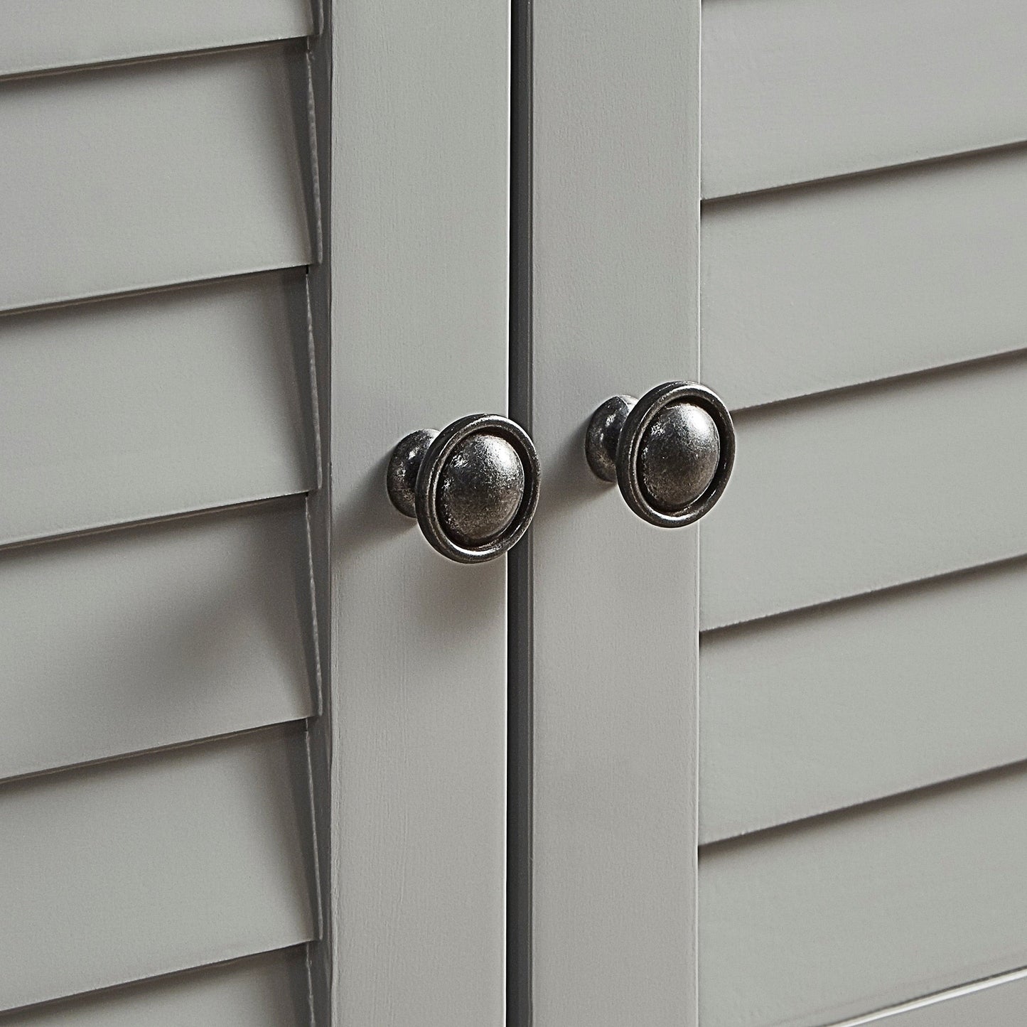 Panca contenitore con anta a persiana e cuscino in velluto Maybelle di iNSPIRE Q Classic