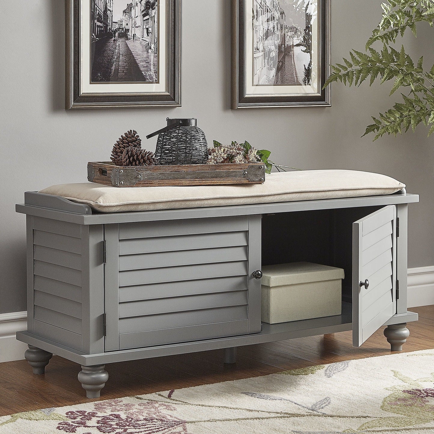 Panca contenitore con anta a persiana e cuscino in velluto Maybelle di iNSPIRE Q Classic