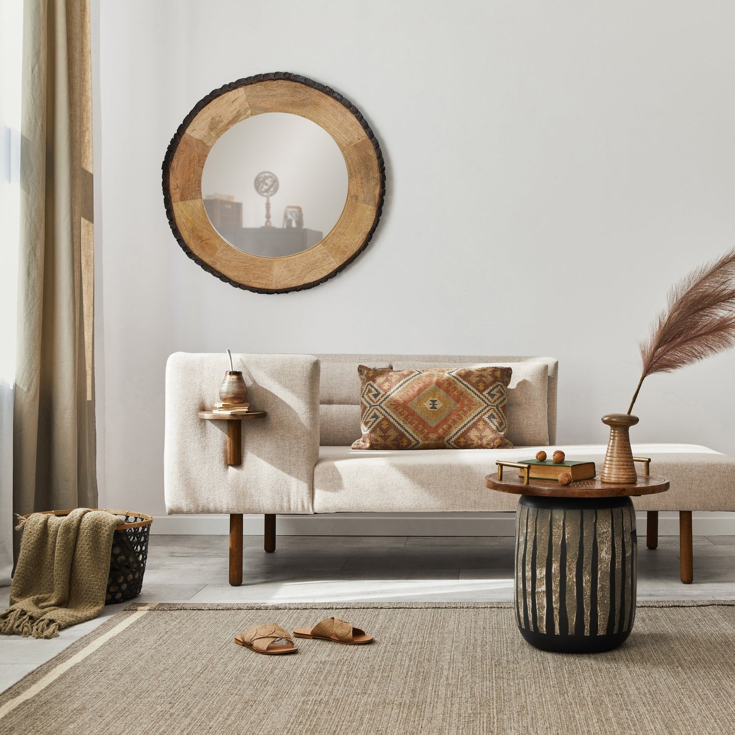 Specchio da parete rotondo in legno con bordo vivo Meredith di River of Goods - 30,5 x 1 x 30,5