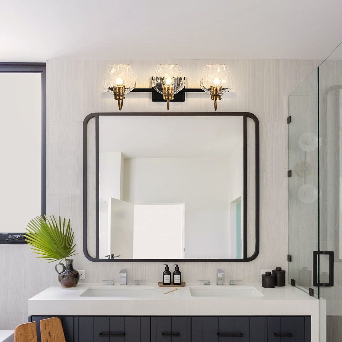 Applique da parete moderne da bagno a 3/4 luci dimmerabili con paralume in vetro