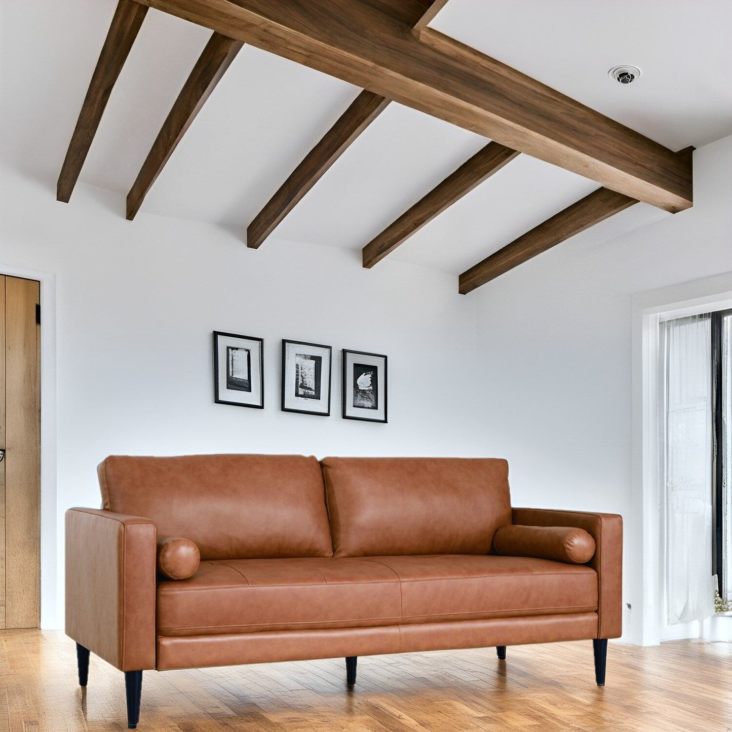 Divano moderno in vera pelle con gambe in legno e cuscino di supporto aggiuntivo