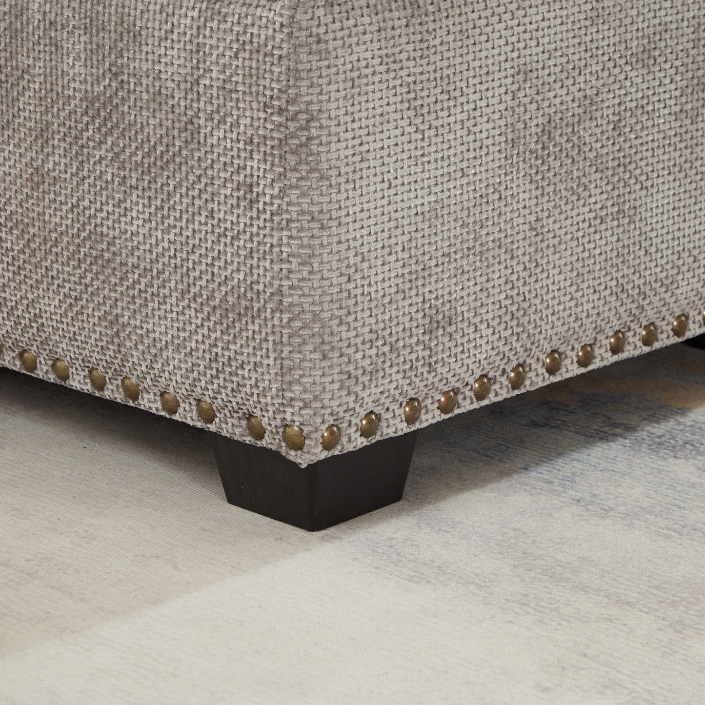 Divano componibile moderno a L in ciniglia con divano letto estraibile, sedute contenitore, pouf e 2 cuscini per soggiorno