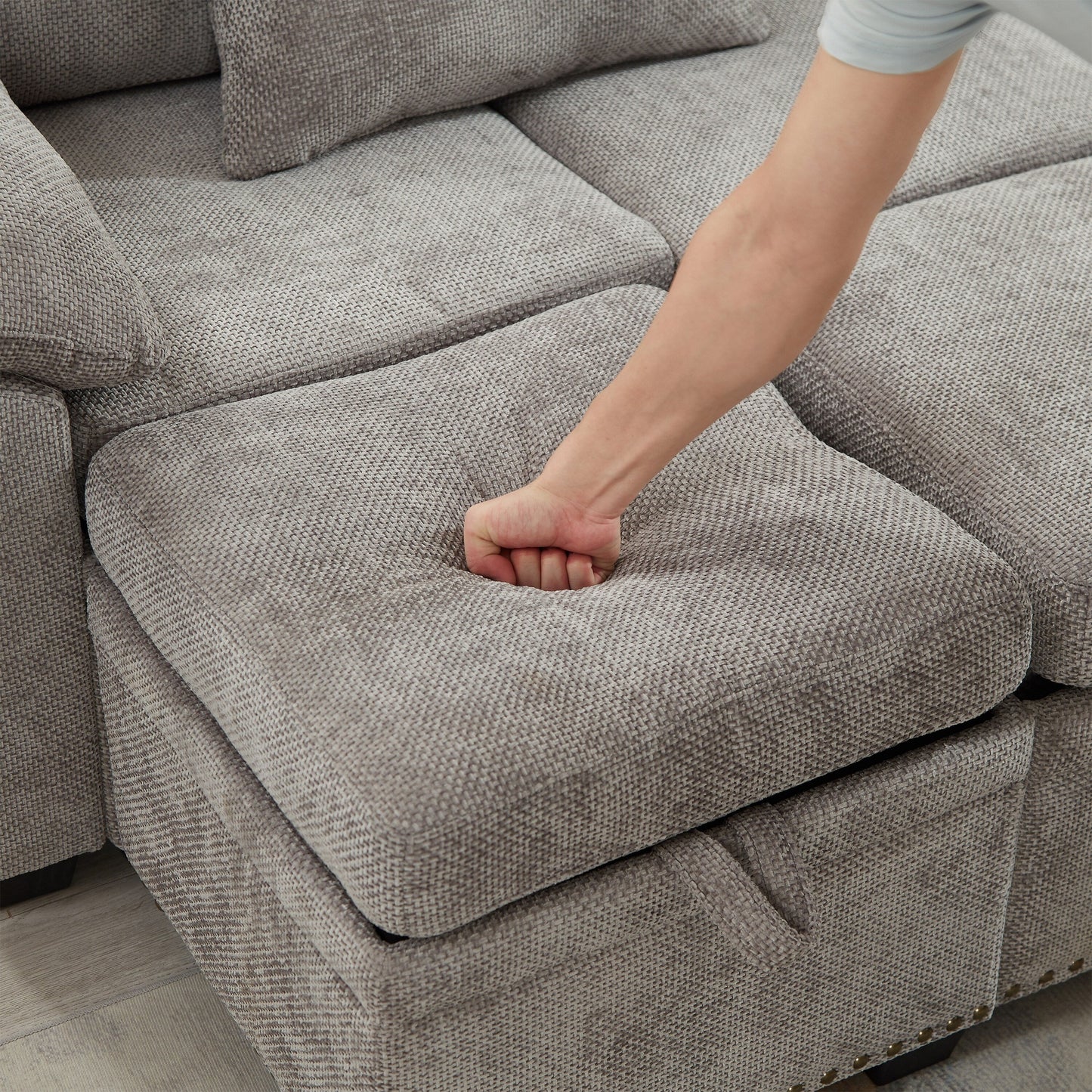 Divano componibile moderno a L in ciniglia con divano letto estraibile, sedute contenitore, pouf e 2 cuscini per soggiorno
