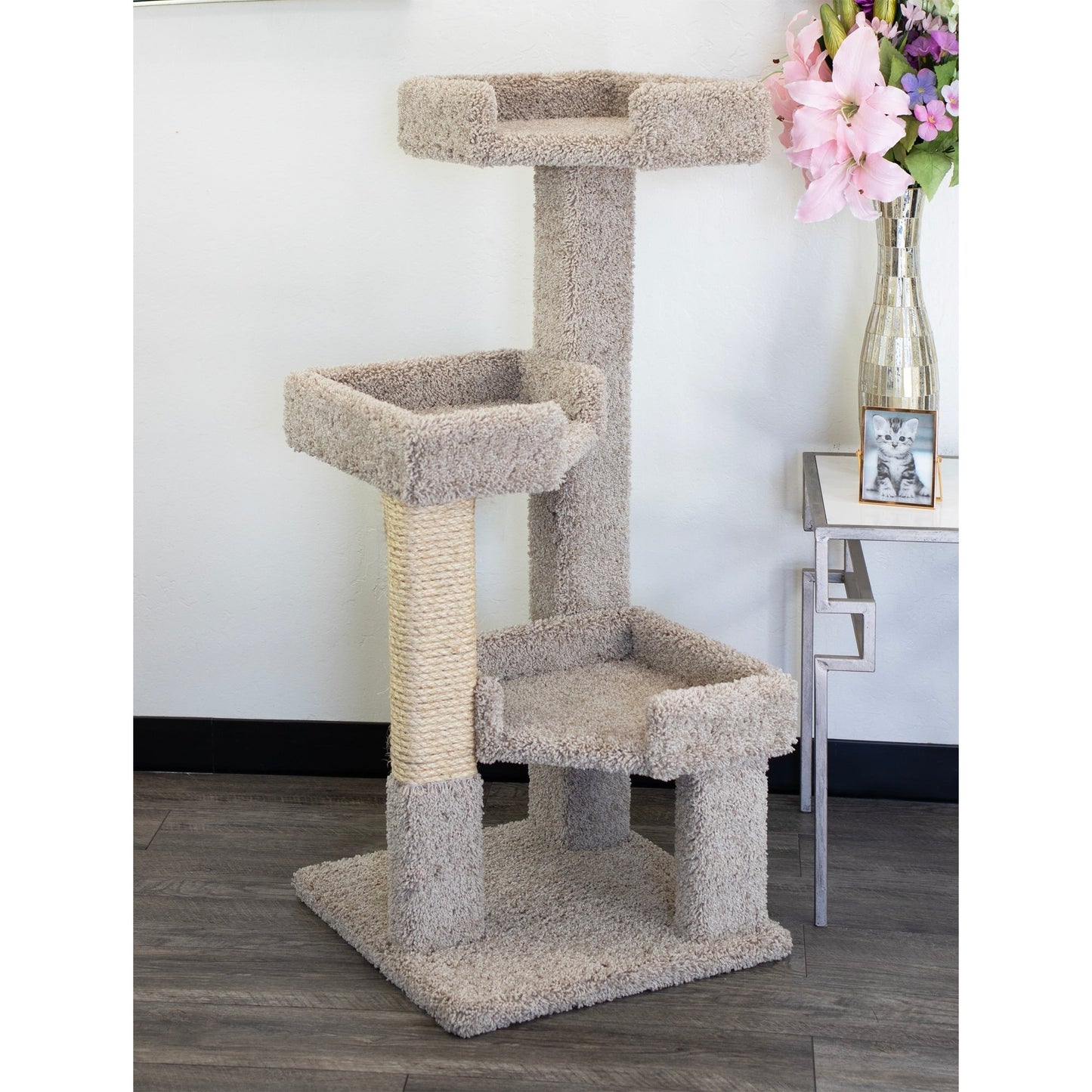 Nuovi appartamenti per gatti su 3 livelli in legno massello e moquette Kitty Tree