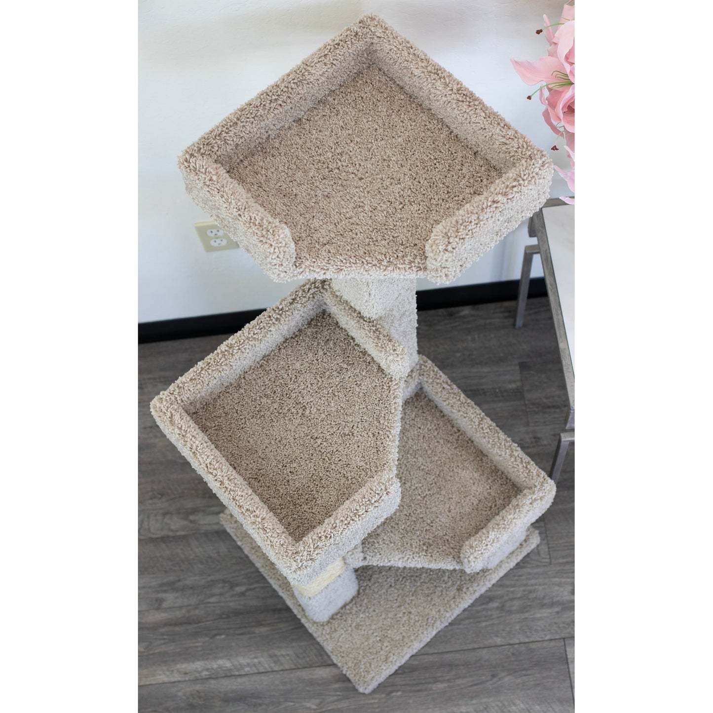 Nuovi appartamenti per gatti su 3 livelli in legno massello e moquette Kitty Tree