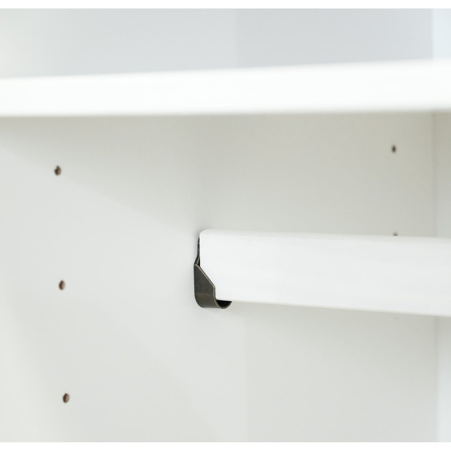 Armadio guardaroba Cosmo a 3 ante in legno massello al 100% di Palace Imports con ante in legno massello o a specchio