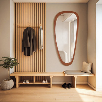 Specchio da parete asimmetrico a forma di ciottoli con cornice in pino