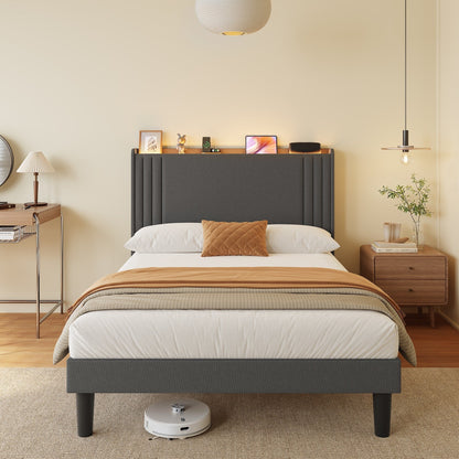 Letto imbottito con canali verticali queen/full e testiera wingback